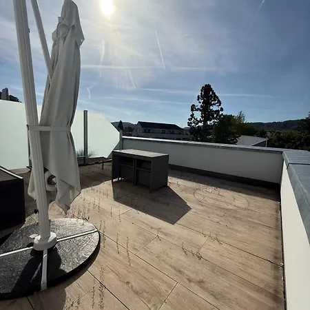 Modern Design House With Garden & Terrace - Modernes Eckhaus Mit Gartenterasse *
